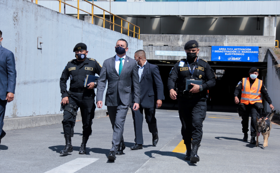 Agentes antinarcóticos de PNC mantienen operativos en el aeropuerto La Aurora