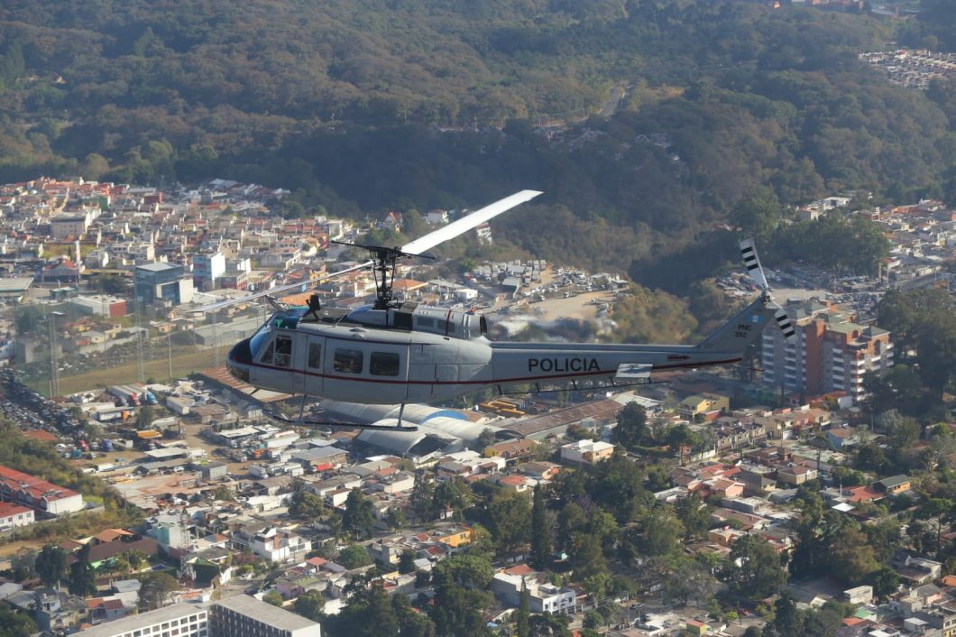 Trasladan vía aérea más de 16 mil dosis de vacunas contra COVID-19 a Huehuetenango