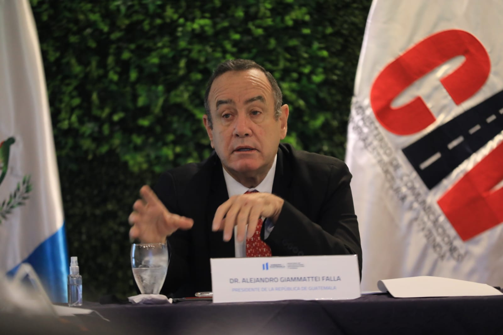 Presidente Giammattei inicia visitas a ministerios de Estado