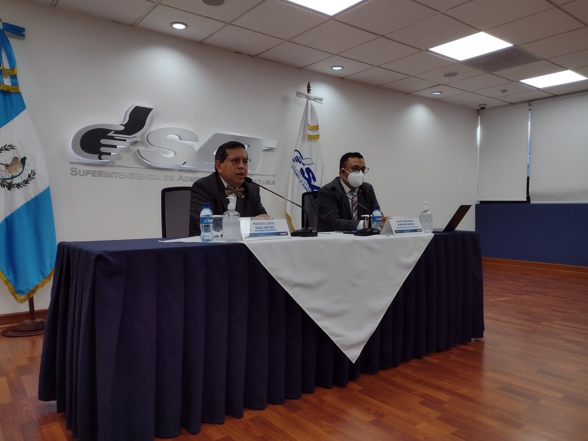 Autoridades de la SAT durante la conferencia de prensa.