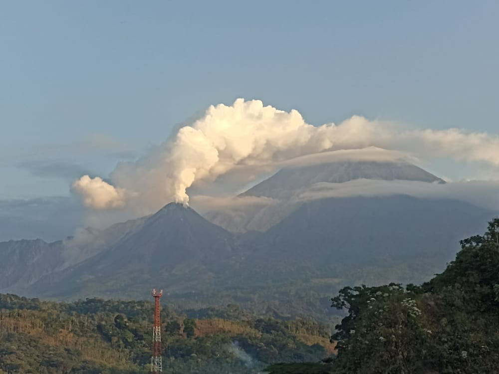 Volcán Santiaguito mantiene descenso de flujos piroclásticos