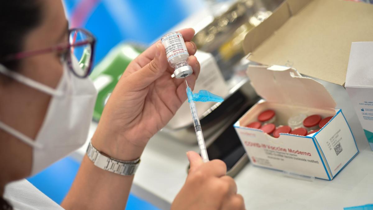 Moderna logra su primer año de beneficios en 2021 gracias a vacuna contra el COVID