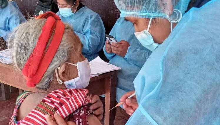 Huehuetecos atienden llamado y se vacunan contra el COVID-19