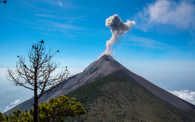 Volcán de Fuego presenta fumarola blanca a una altura de más de 4 mil metros