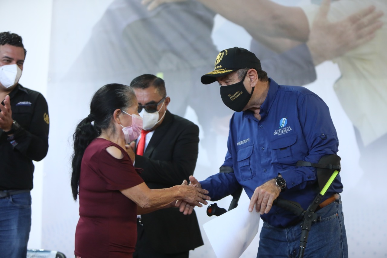 Adultos mayores beneficiados con programa de aporte económico
