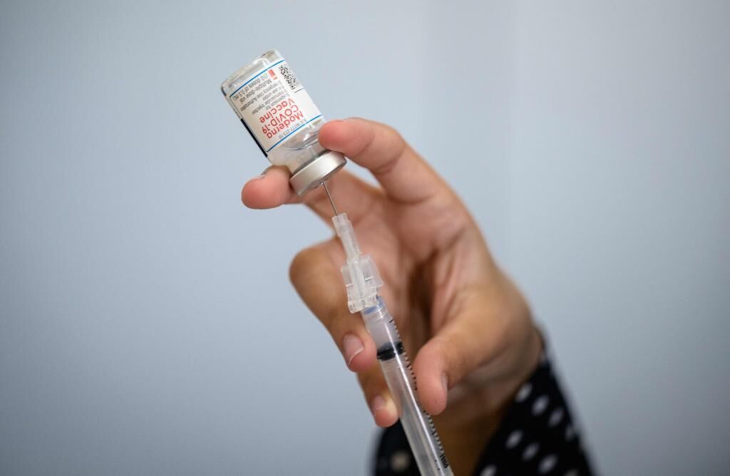 Moderna prueba combinar su vacuna contra el COVID-19 con una específica contra ómicron