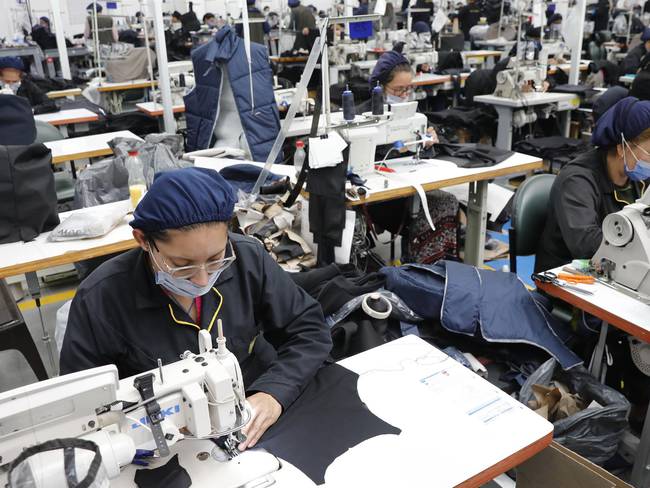Prendas blindadas fabricadas en Colombia buscan salvar vidas en Ucrania