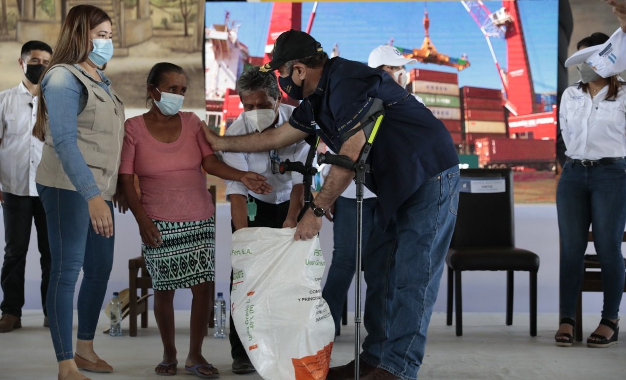 Presidente Giammattei lideró la entrega de alimentos a familias de Zacapa.