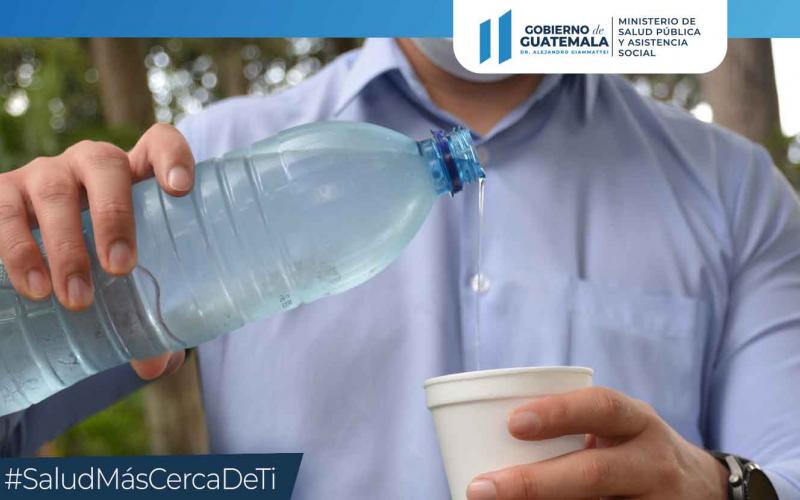 Conozca los riesgos de no beber suficiente agua en el verano