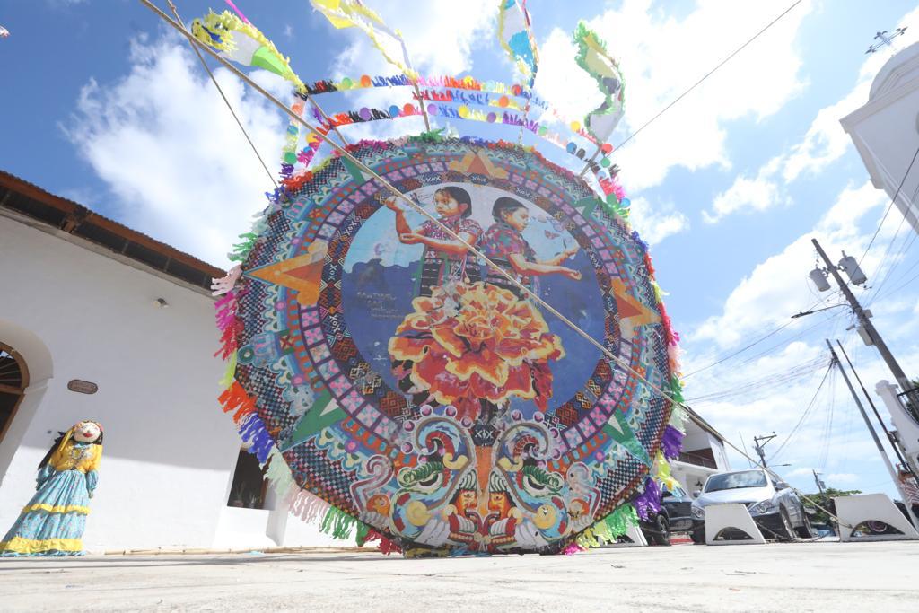Exhiben barriletes gigantes en Flores, Petén