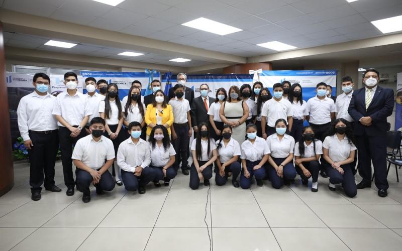 Otorgan becas a 25 jóvenes para fortalecer sus capacidades laborales