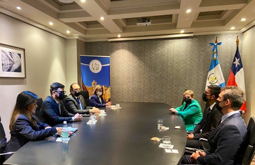 Canciller Búcaro durante las reuniones efectuadas en Chile.