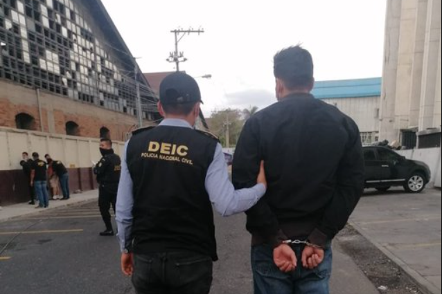 Capturan a hombre que intentó tramitar pasaporte con una cita falsa