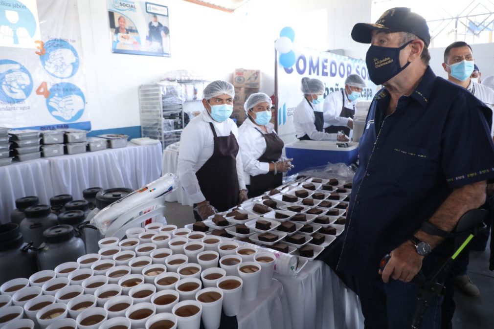 Mandatario supervisa comedor social en Zacapa