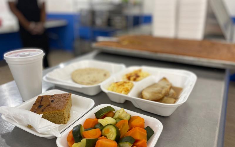 Mides otorga 300 raciones de alimentos al día a migrantes retornados
