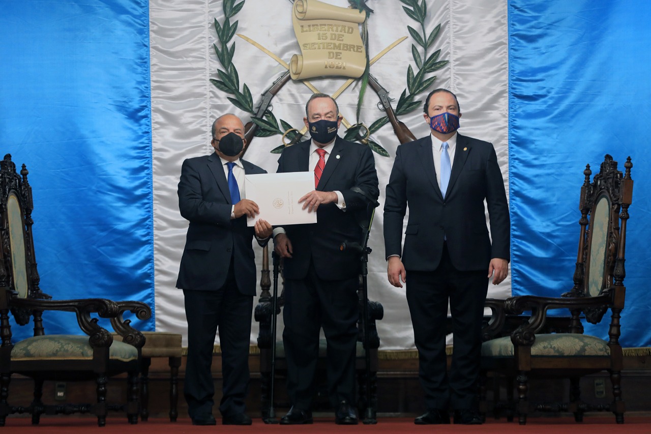 Mandatario recibe cartas credenciales de embajadores