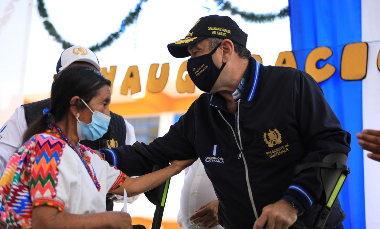 Entrega en Chimaltenango del Programa del Adulto Mayor
