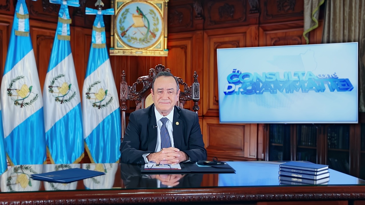 El mandatario resolvió dudas de los guatemaltecos en el programa En consulta con el doctor Giammattei.