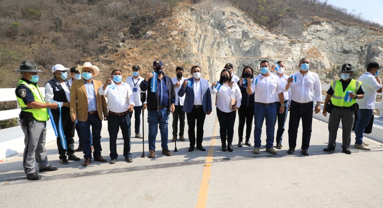 Entregan puente y tramo vial que impulsa el desarrollo de Llano Grande, Salamá