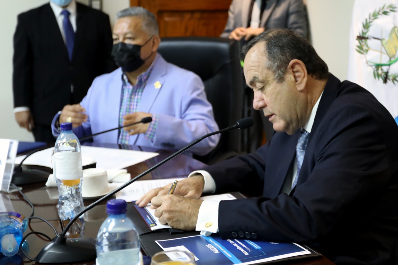 El presidente Giammattei durante la reunión efectuada en el Mides.