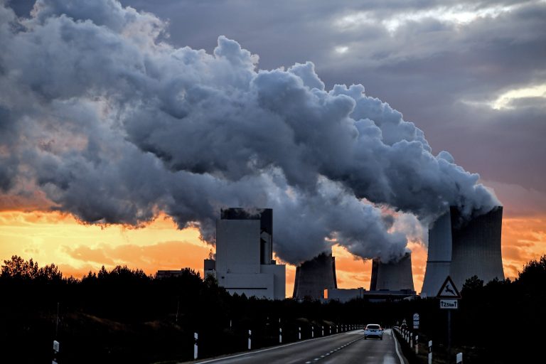 Emisiones mundiales de CO2 batieron récord en 2021, según la AIE