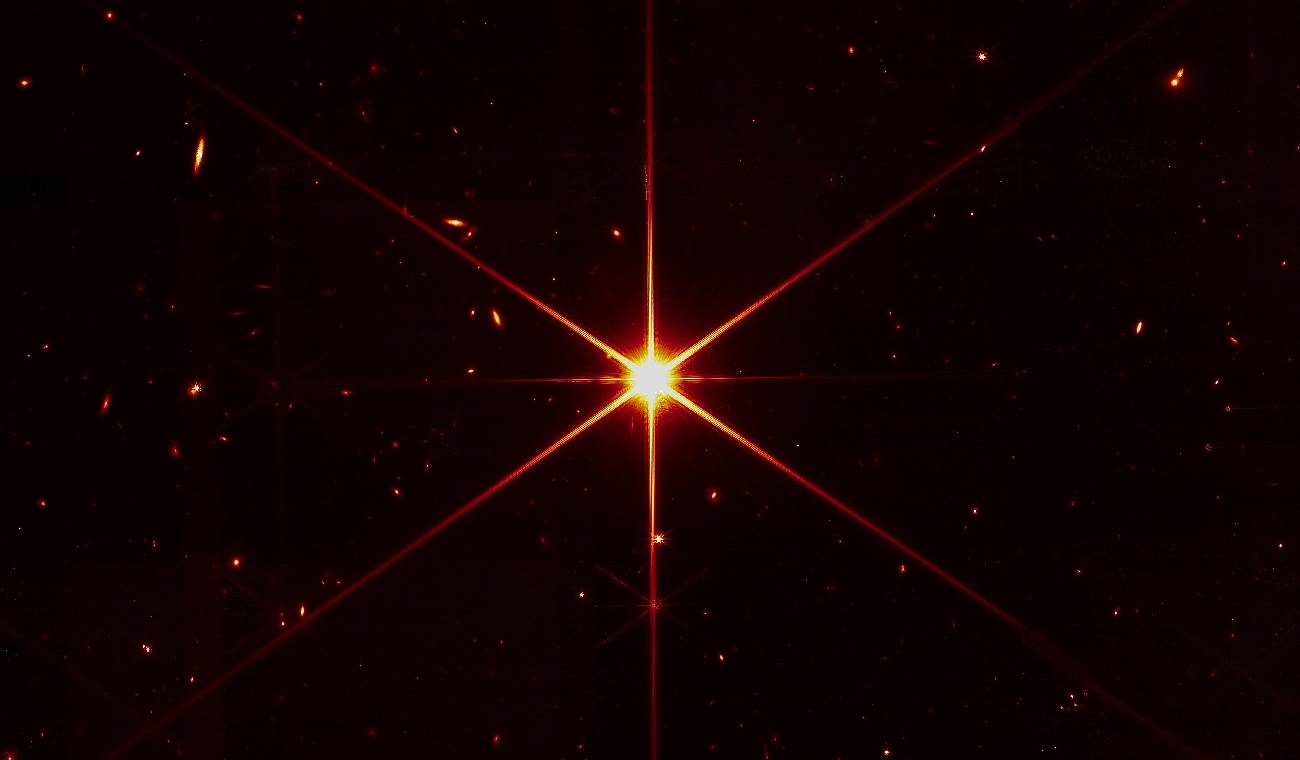 Telescopio James Webb envía primera foto unificada de una estrella lejana