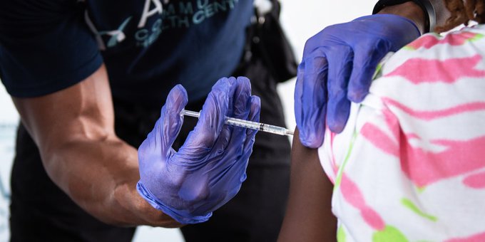 FDA autoriza segunda dosis de refuerzo para mayores de 50 años