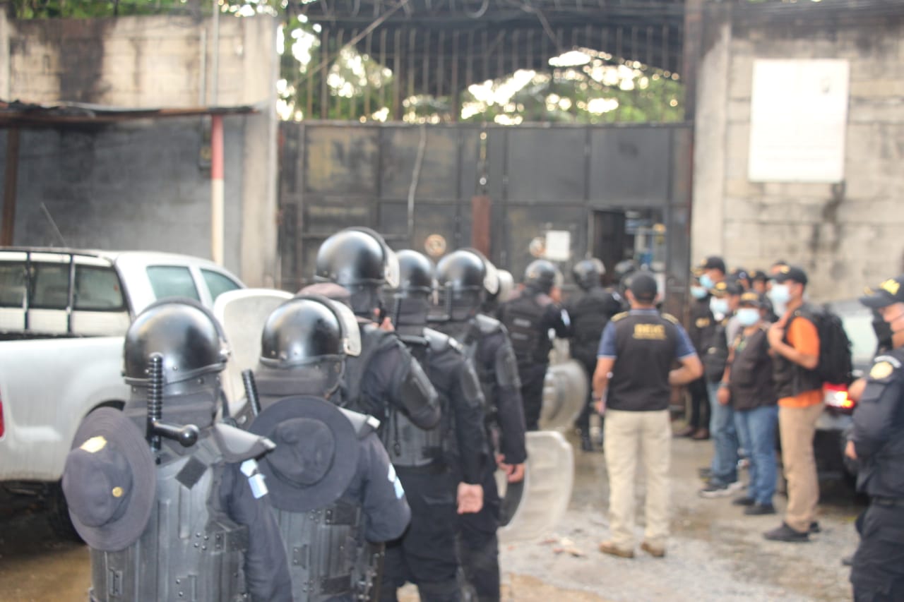 Fuerzas de seguridad llevan a cabo una requisa.
