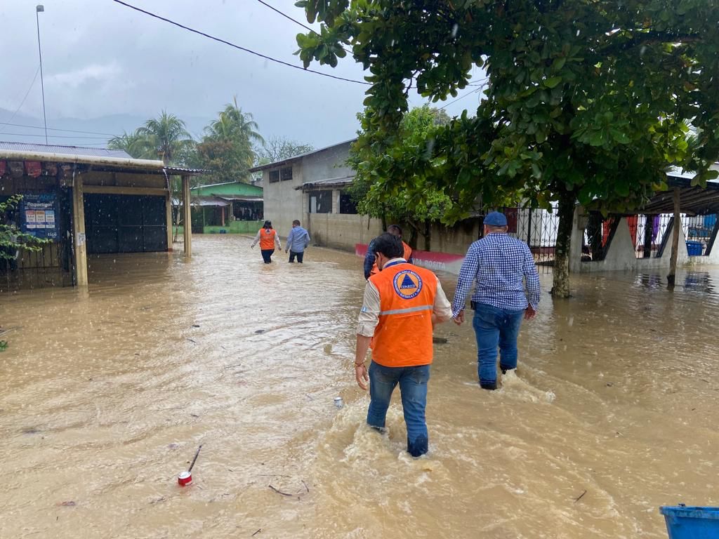 Frente frío ocasiona lluvias en Izabal