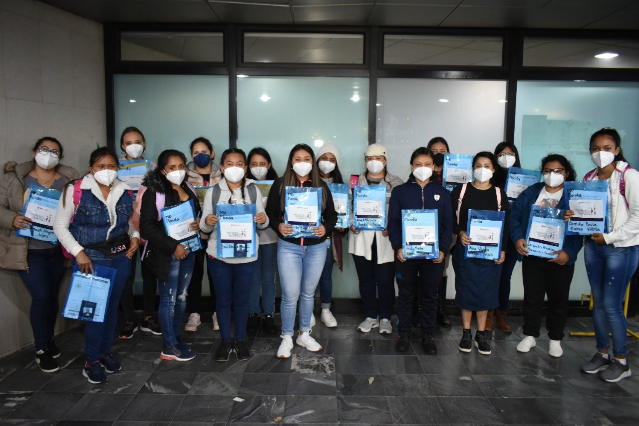 Guatemaltecas viajan al extranjero para laborar en el sector hotelero
