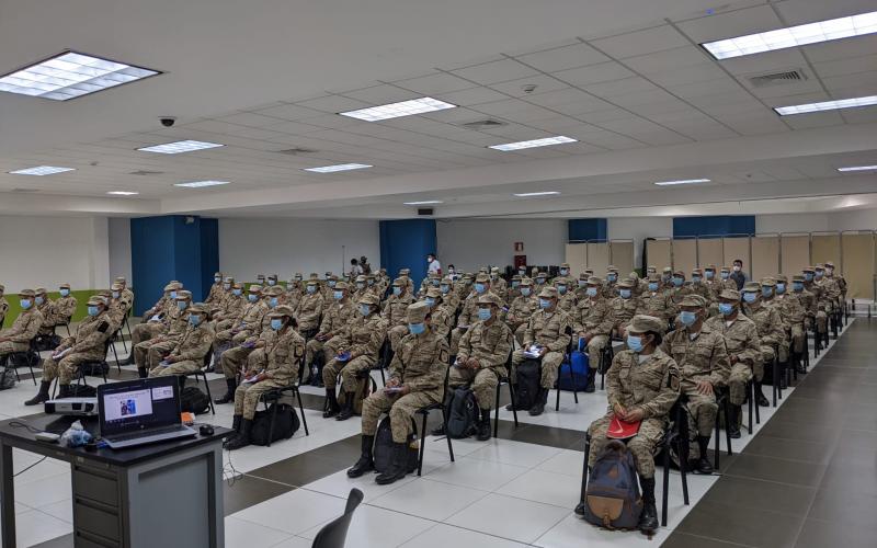 Reservistas se suman como vacunadores contra el COVID-19