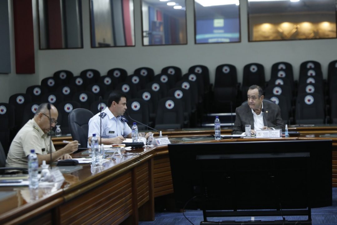 Mandatario reconoce apoyo del Ejército en rehabilitación de tramos carreteros