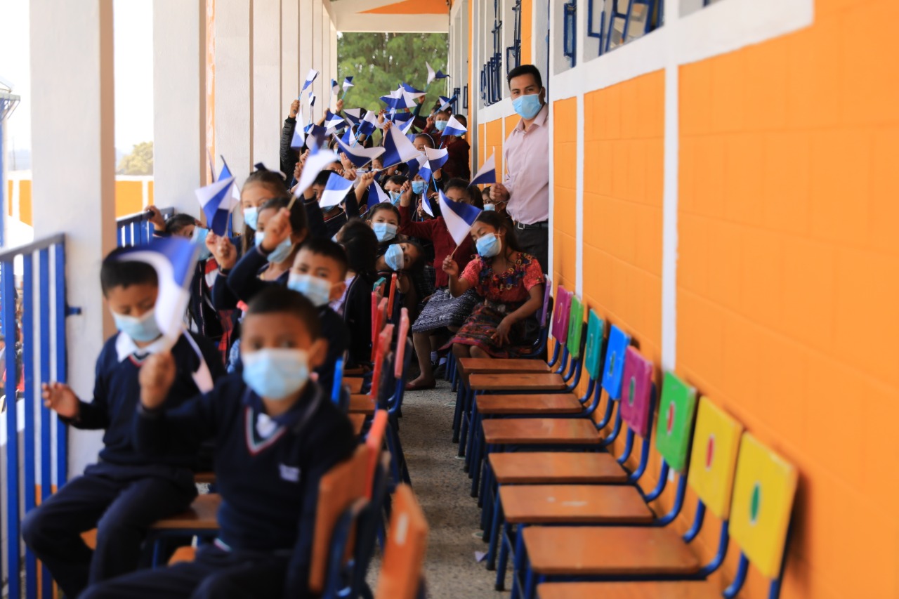 Niños y niñas de Santa Apolonia cuentan con escuela remodelada