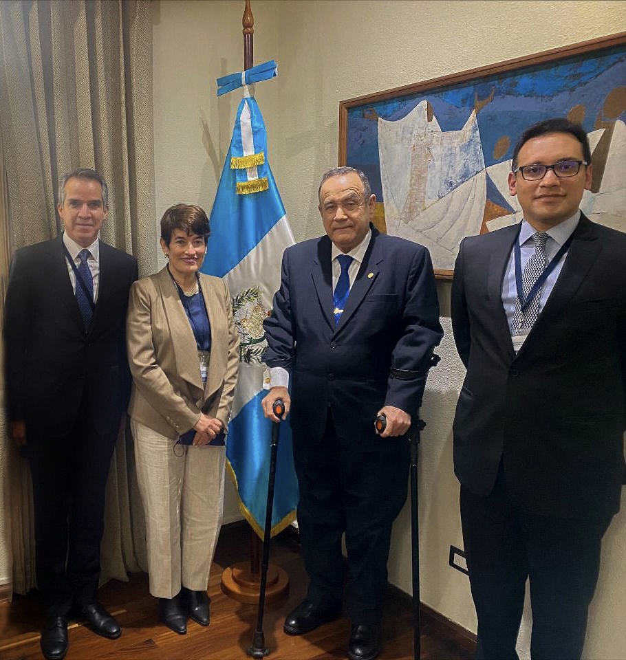 Mandatario Giammattei recibe a autoridades de Visa