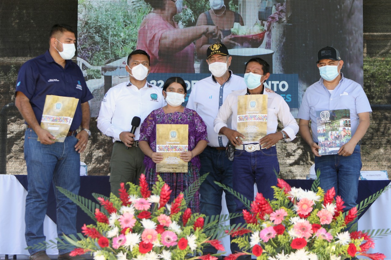 Benefician a familias con entrega de escrituras en Izabal