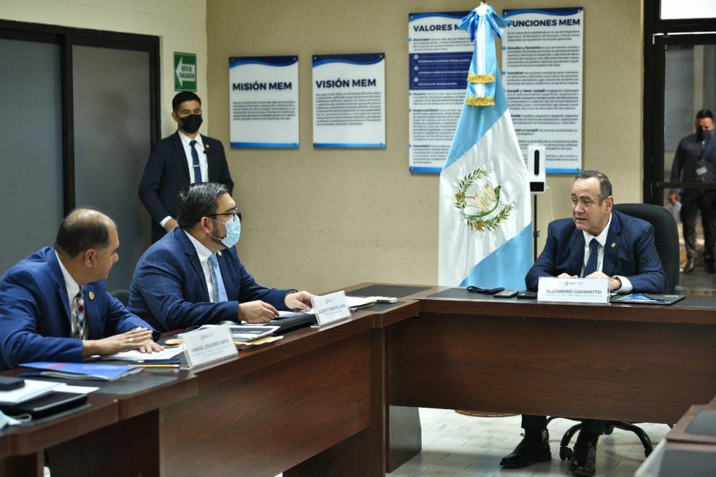 Presidente verifica medidas para garantizar apoyo social a consumidores de gas propano, diésel y gasolina regular