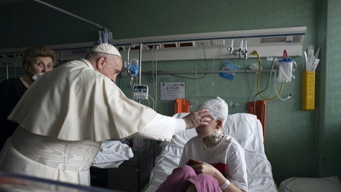 Papa visita a los niños ucranianos hospitalizados en el Bambino Gesù