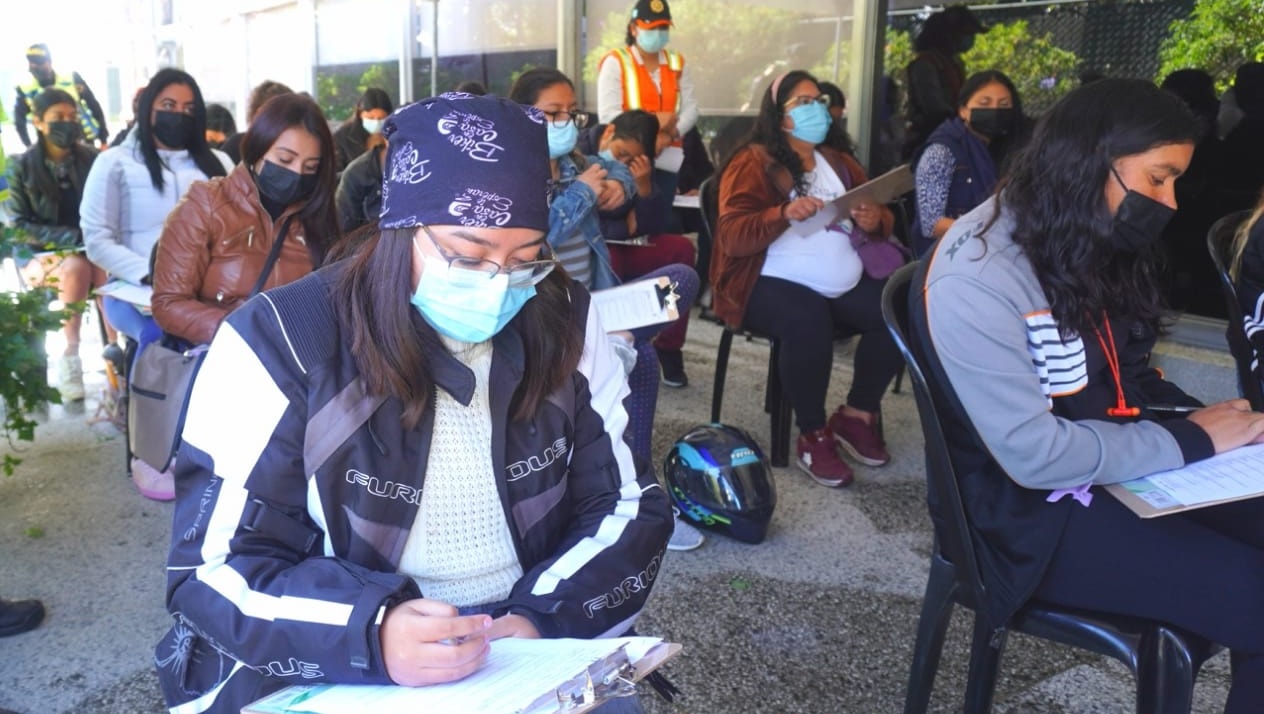 Tacones y Ruedas, proyecto que ayuda a mujeres a obtener su licencia para conducir motocicleta