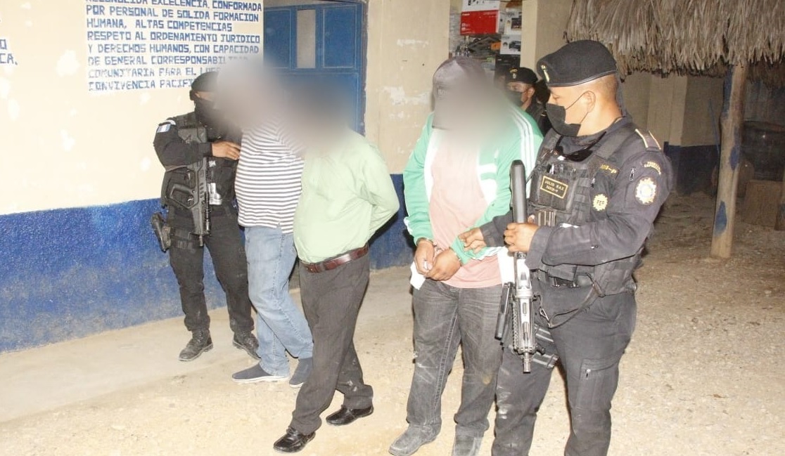 Capturan a presuntos coyotes cuando movilizaban a un grupo de migrantes
