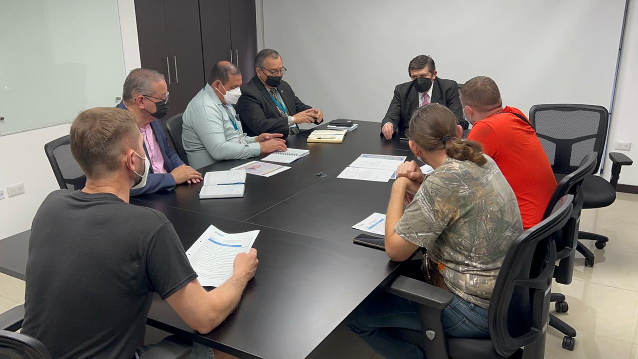 Tres familias de Ucrania inician proceso de solicitud de refugio en Guatemala.