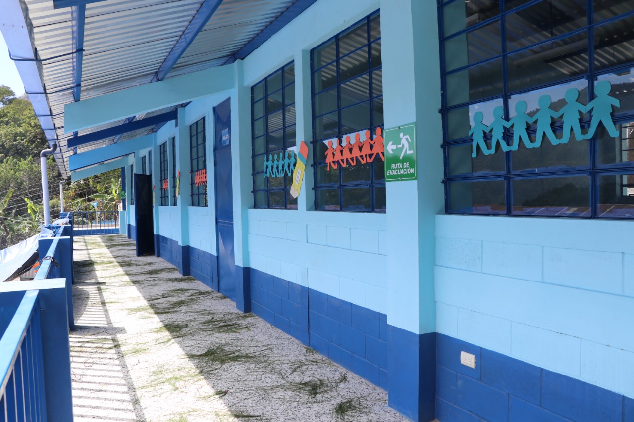 Autoridades inauguran módulo de aulas en San Cristóbal Cucho