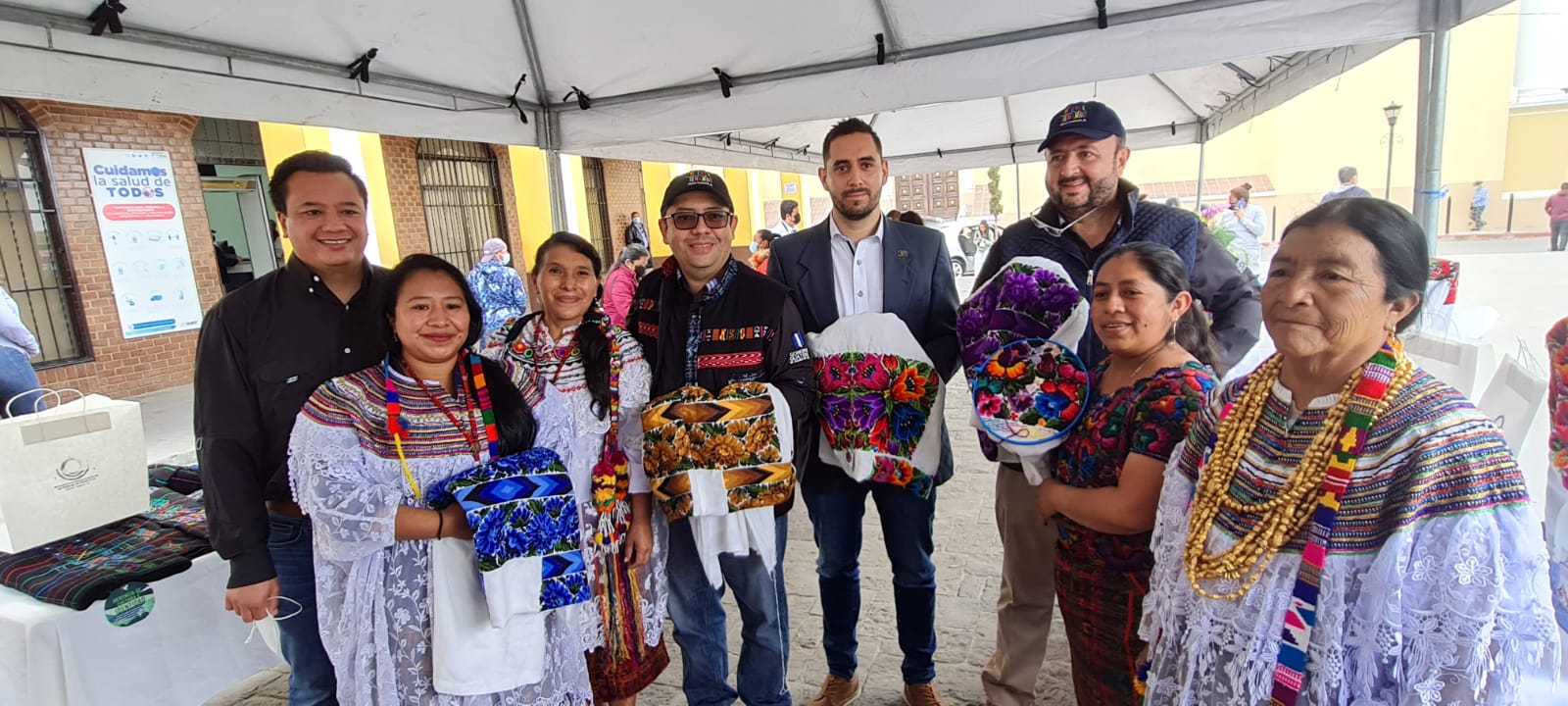 Vecinos de Huehuetenango ofrecen sus productos en tienda itinerante promovida por el Mineco