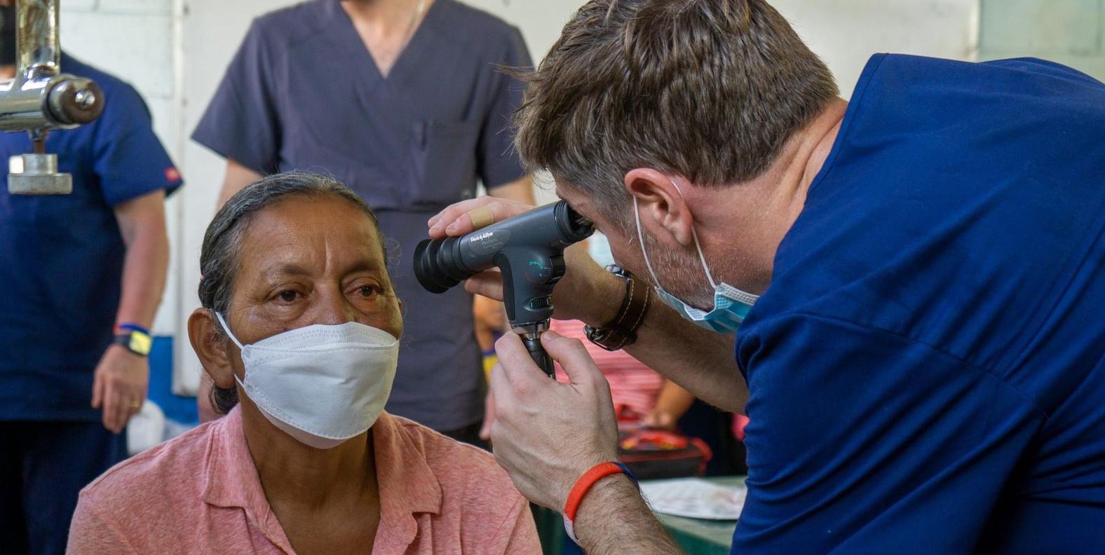 Vecinos de Puerto Barrios se benefician con jornada de optometría