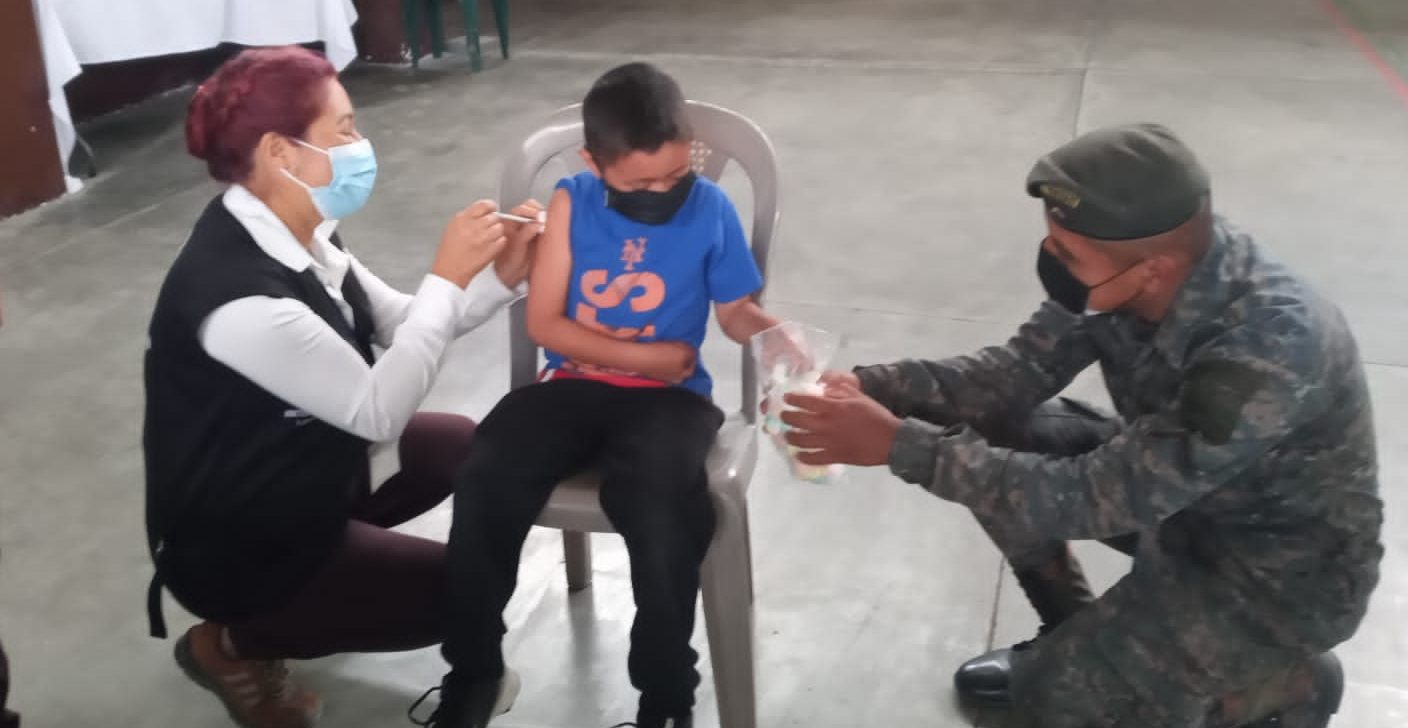 Ejército apoya en la vacunación de niños de entre 6 y 11 años en Huehuetenango