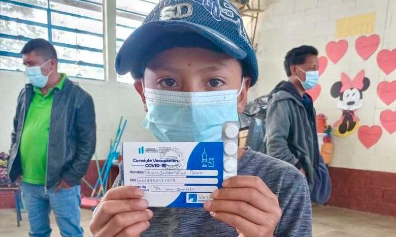 Niños de San Bartolo Aguas Calientes reciben primera dosis contra el COVID-19