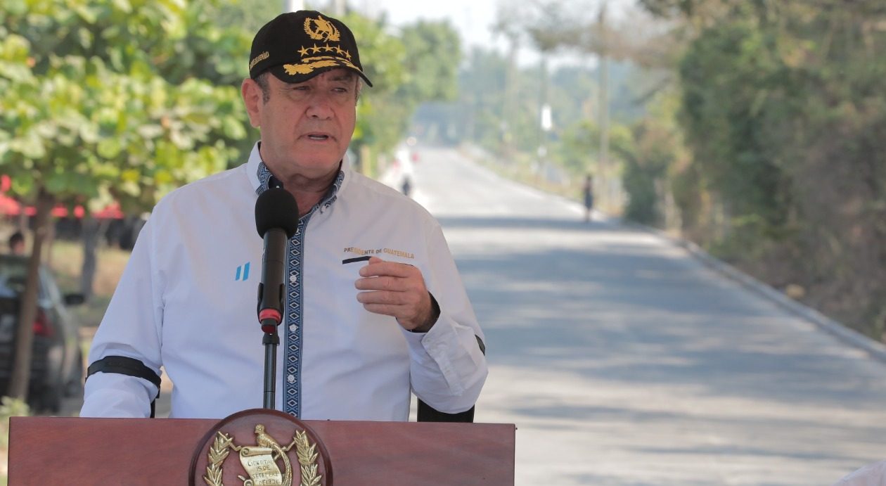 Presidente inaugura tramo carretero que beneficiará a más de 5 mil habitantes de Escuintla