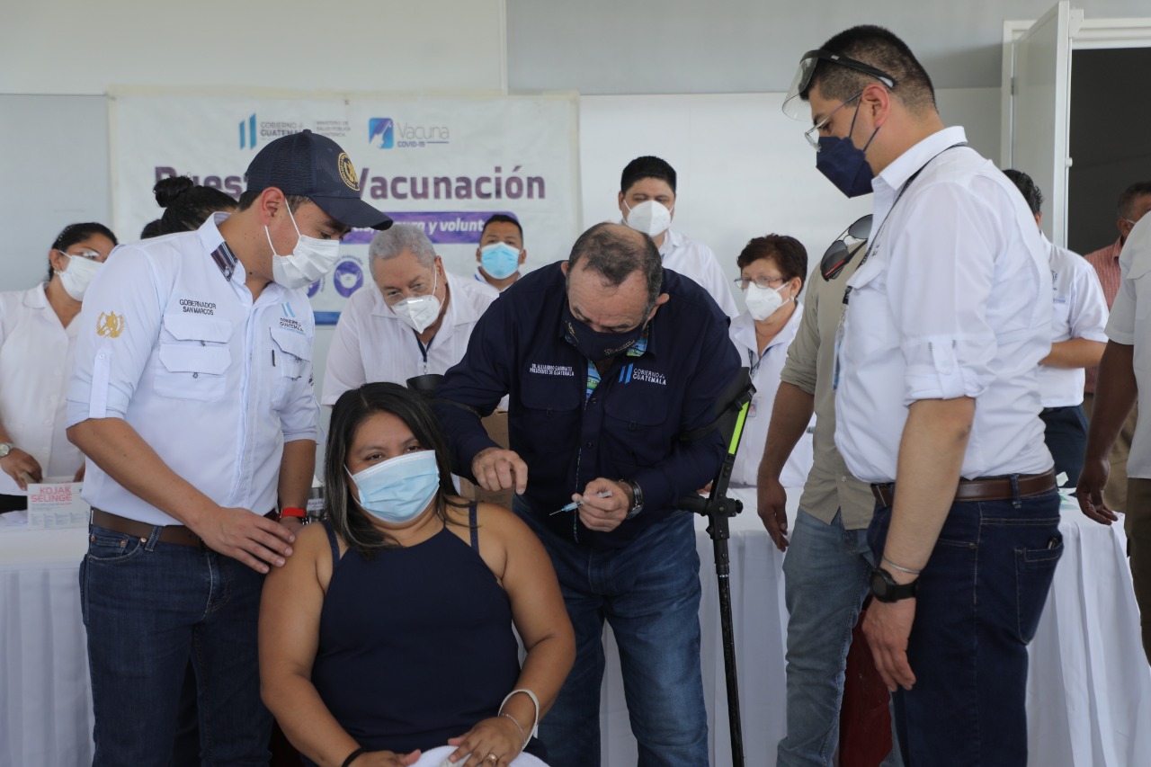 Jefe de Estado promueve inoculación contra COVID-19 en el interior del país