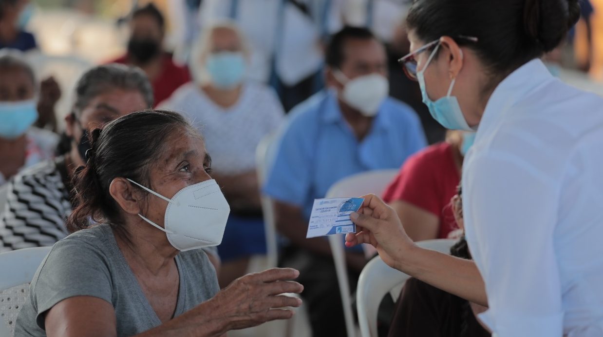 Más de 2 millones y medio de guatemaltecos han recibido dosis de refuerzo contra COVID-19