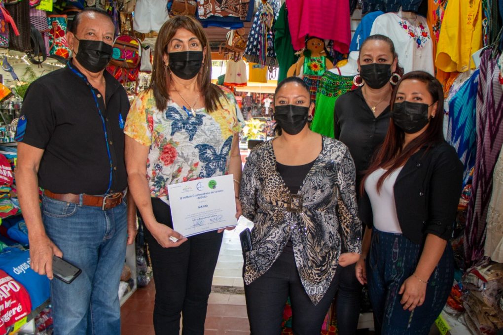 Arrendatarios del Mercado de Artesanías reciben sellos de bioseguridad turística