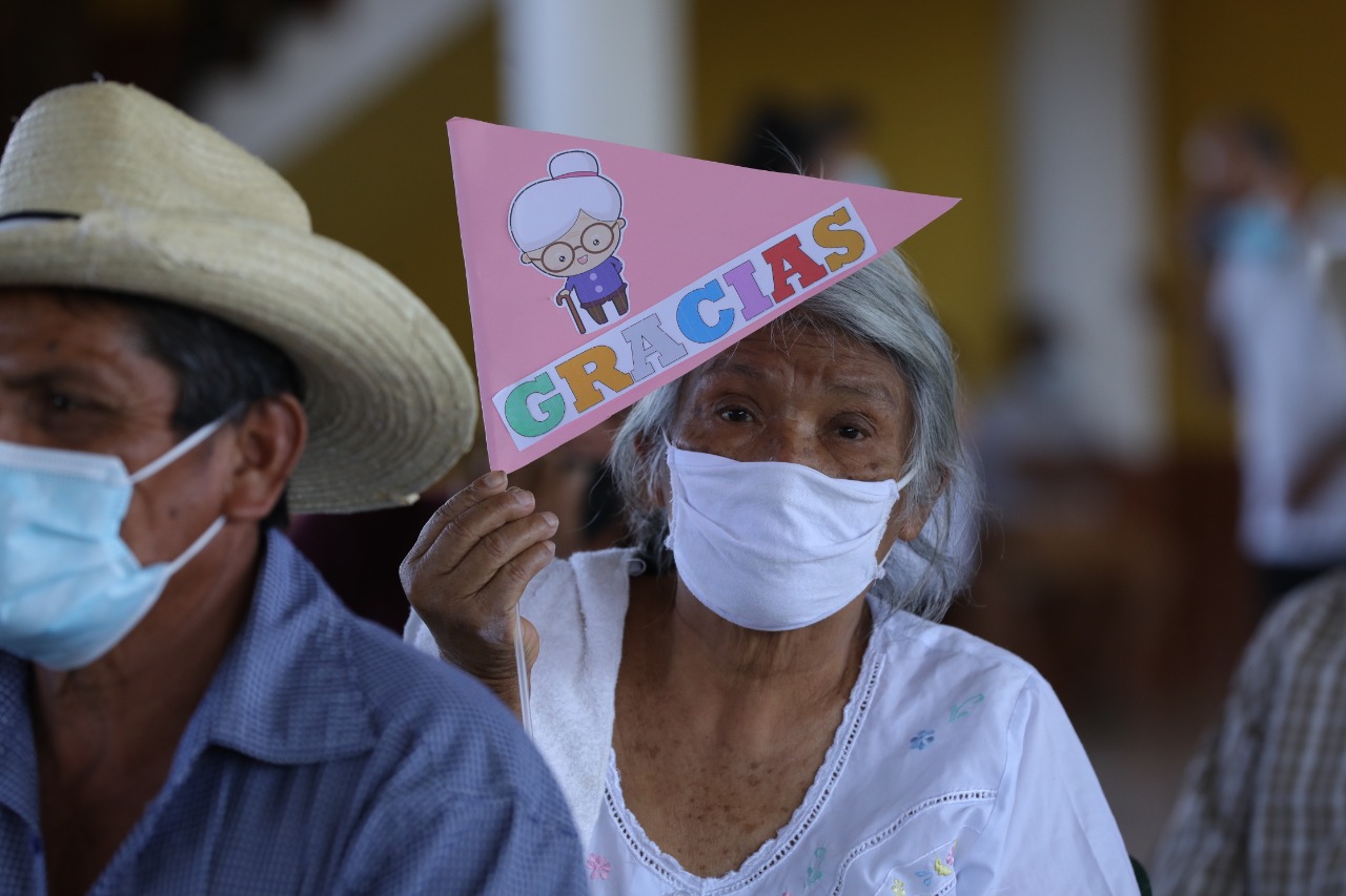 Adultos mayores beneficiados con programa de aporte económico.